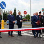 06.06.2023. Busko-Zdrój. Otwarcie nowego węzła komunikacyjnego. Inwestycja objęła rozbudowę ulicy Wschodniej wraz z przebudową ulicy Partyzantów. Na zdjęciu (przy mikrofonie): Waldemar Sikora - burmistrz Buska-Zdroju / Fot. Marta Gajda-Kruk - Radio Kielce