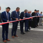 06.06.2023. Busko-Zdrój. Otwarcie nowego węzła komunikacyjnego. Inwestycja objęła rozbudowę ulicy Wschodniej wraz z przebudową ulicy Partyzantów. Na zdjęciu (od lewej): Jerzy Kolarz - starosta buski, Michał Maroński - zastępca burmistrza Buska-Zdroju, Robert Burchan - przewodniczący rady miejskiej w Busku-Zdroju, Zbigniew Koniusz - wojewoda świętokrzyski, Waldemar Sikora - burmistrz Buska-Zdroju, poseł Krzysztof Lipiec, ks. Marian Janik, Tomasz Mierzwa - specjalista ds. inwestycji w UMIG w Busku-Zdroju, Tomasz Seremak - przedstawiciel GDDKiA, Piotr Mojżeszek - przedstawiciel wykonawcy / Fot. Marta Gajda-Kruk - Radio Kielce