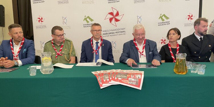 27.06.2023. Kielce. Konferencja nt. festiwalu harcerskiego. Na zdjęicu (od lewej): Marcin Chłodnicki - zastępca prezydenta Kielc; hm. Arkadiusz Szostak - komendant Kieleckiej Chorągwi Związku Harcerstwa Polskiego, Bogdan Wenta - prezydent Kielc; poseł Krzysztof Lipiec - ambasador festiwalu, Małgorzata Rudnicka - dyrektor departamentu Kultury i Dziedzictwa Narodowego w Urzędzie Marszałkowskim w Kielcach, hm. Tomasz Rejmer - komendant festiwalu / Fot. Iwona Murawska-Bujnowicz - Radio Kielce