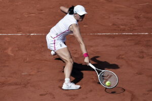 10.06.2023. Paryż. Korty Roland Garros. Na zdjęciu Iga Świątek. / Fot. MOHAMMED BADRA - PAP/EPA