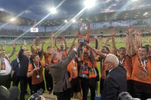 14.06.2023. Kielce. Suzuki Arena. Finał Pucharu Polski na szczeblu okręgu: KSZO 1929 Ostrowiec Świętokrzyski - Star Starachowice. Na zdjęciu: zespół KSZO 1929 Ostrowiec Świętokrzyski / Fot. Sebastian Kalwat - Radio Kielce