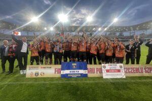 14.06.2023. Kielce. Suzuki Arena. Finał Pucharu Polski na szczeblu okręgu: KSZO 1929 Ostrowiec Świętokrzyski - Star Starachowice. Na zdjęciu: zespół KSZO 1929 Ostrowiec Świętokrzyski / Fot. Sebastian Kalwat - Radio Kielce