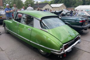 Około 150 zabytkowych pojazdów zaparkowało obok muzeum