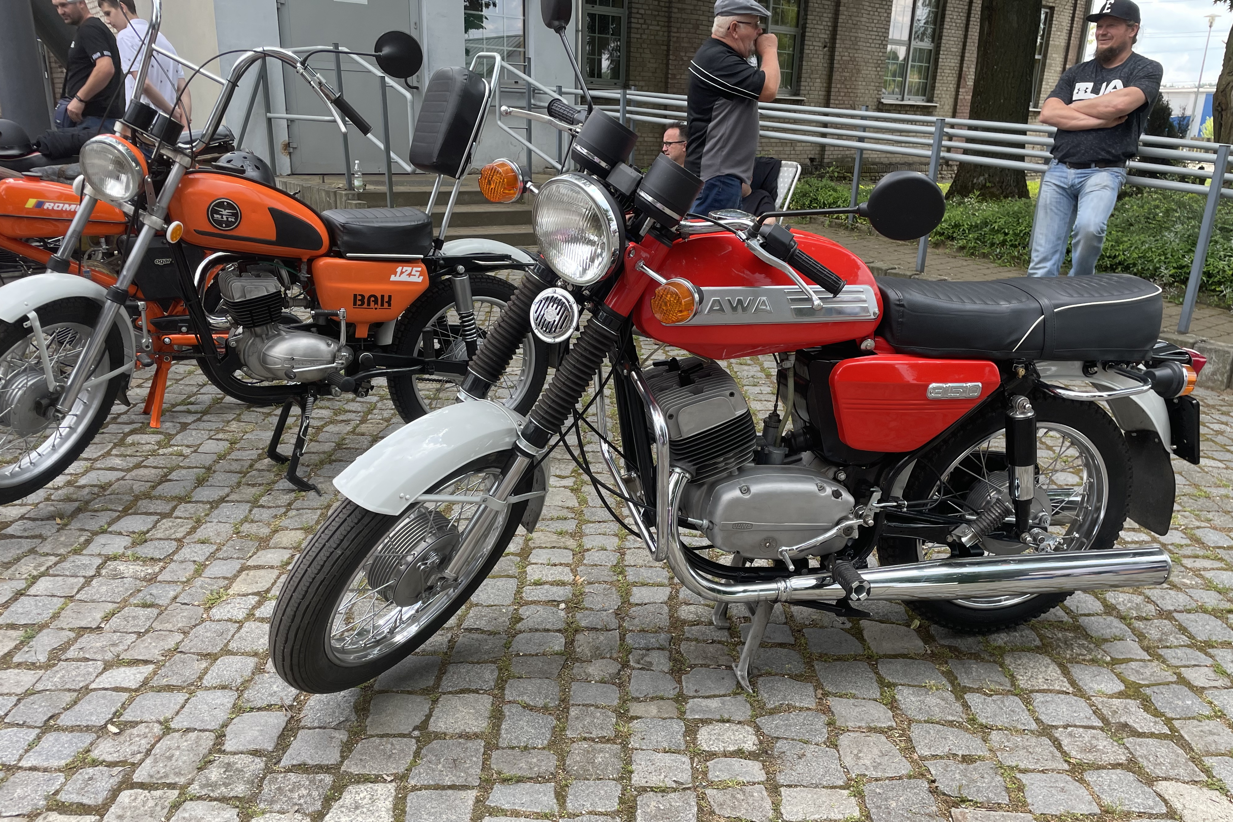 Około 150 zabytkowych pojazdów zaparkowało obok muzeum