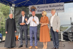 25.06.2023. Łosień, gmina Piekoszów. Piknik Rycerzy Kolumba. Na zdjęciu (od lewej); ksiądz Czesław Parkita - proboszcz parafii Macierzyństwa NMP w Łosieniu. Zbigniew Piątek - burmistrz Piekoszowa, wiceminister Piotr Wawrzyk, Renata Janik - wicemarszałek województwa, senator Krzysztof Słoń. / Fot. Michał Kita - Radio Kielce.