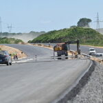 2.06.2023. Wolin. Prace na budowie drogi ekspresowej S3 przy węźle drogowym Wolin Wschód / Fot. PAP - Marcin Bielecki