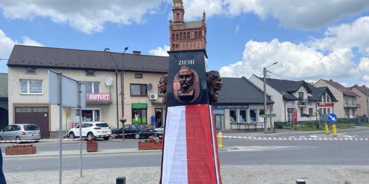 Odsłonięto monument poświęcony Bohaterom Ziemi Świętego Krzyża