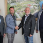 29.06.2023. Pińczów. Podpisanie umowy na budowę nowego ośrodka zdrowia. Na zdjęciu (od lewej): Włodzimierz Badurak - burmistrz Pińczowa, Marcin Wojniak - dyrektor Samorządowego Zakładu Opieki Zdrowotnej w Pińczowie, Michał Koszka – właściciel buskiej firmy budowlanej, która wygrała przetarg na realizację zadania i Kamil Koszka z tej samej firmy. / Fot. Marta Gajda-Kruk - Radio Kielce.