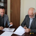 29.06.2023. Pińczów. Podpisanie umowy na budowę nowego ośrodka zdrowia. Na zdjęciu (od lewej): Marcin Wojniak - dyrektor Samorządowego Zakładu Opieki Zdrowotnej w Pińczowie, Michał Koszka – właściciel buskiej firmy budowlanej, która wygrała przetarg na realizację zadania. / Fot. Marta Gajda-Kruk - Radio Kielce.