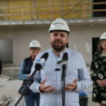 Starachowice. Budowa hali sportowej przy SP 6. Na zdjęciu prezydent Marek Materek / Fot. UM Starachowice