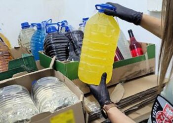 KAS skontrolowała przesyłki kurierskie. Znalazła 600 litrów alkoholu
