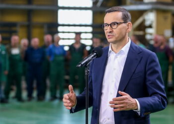 29.07.2023. Gliwice. Premier Mateusz Morawiecki podczas wizyty w Zakładach Mechanicznych Bumar-Łabędy S.A. w Gliwicach / Fot. Zbigniew Meissner - PAP