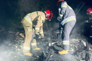 Pożar altany działkowej. Strażacy znaleźli trzy zwęglone ciała