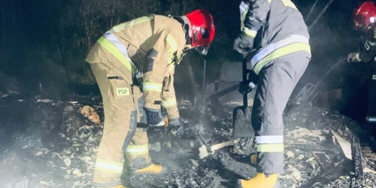 Pożar altany działkowej. Strażacy znaleźli trzy zwęglone ciała