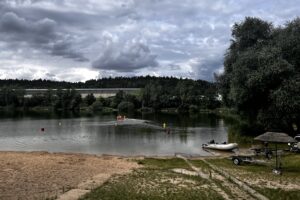 31.07.2023. Starachowice. Poszukiwania wagonika w zalewie Piachy / Fot. Patryk Wójcik - Radio Kielce