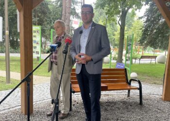 28.07.2023. Sandomierz. Konferencja burmistrza Sandomierza. Na zdjęciu (od lewej): Jerzy Zarański - jeden ze współorganizatorów obchodów 85-lecia przyłączenia prawobrzeżnej części Sandomierza w granice miasta, Marcin Marzec - burmistrz Sandomierza / Fot. Grażyna Szlęzak - Radio Kielce