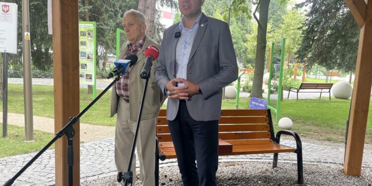 28.07.2023. Sandomierz. Konferencja burmistrza Sandomierza. Na zdjęciu (od lewej): Jerzy Zarański - jeden ze współorganizatorów obchodów 85-lecia przyłączenia prawobrzeżnej części Sandomierza w granice miasta, Marcin Marzec - burmistrz Sandomierza / Fot. Grażyna Szlęzak - Radio Kielce