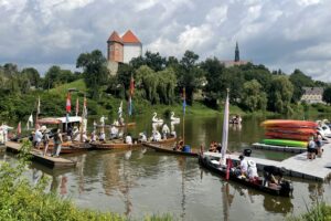 Sandomierscy wodniacy płyną łodziami do Warszawy, aby oddać cześć powstańcom