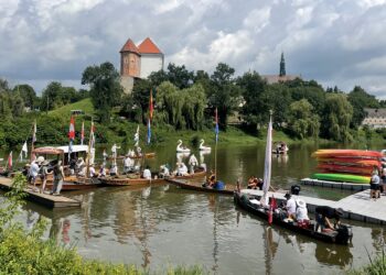 Sandomierscy wodniacy płyną łodziami do Warszawy, aby oddać cześć powstańcom