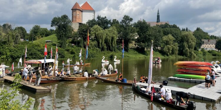 Sandomierscy wodniacy płyną łodziami do Warszawy, aby oddać cześć powstańcom