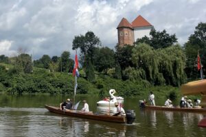 29.07.2023. Sandomierz. Wodniacy płyną łodziami do Warszawy, aby oddać cześć powstańcom / Fot. Grażyna Szlęzak - Radio Kielce