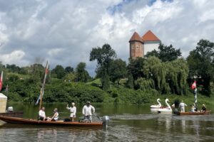 29.07.2023. Sandomierz. Wodniacy płyną łodziami do Warszawy, aby oddać cześć powstańcom / Fot. Grażyna Szlęzak - Radio Kielce