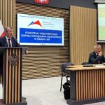 28.07.2023. Kielce. Posiedzenie Wojewódzkiego Zespołu Zarządzania Kryzysowego w sprawie ASF. Na zdjęciu (od lewej): Bogdan Konopka, wojewódzki lekarz weterynarii, Zbigniew Koniusz - wojewoda świętokrzyski, Robert Sabat - dyrektor Wydziału Bezpieczeństwa i Zarządzania Kryzysowego ŚUW / Fot. Michał Kita - Radio Kielce