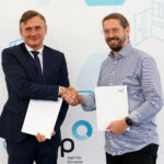 28.07.2023. Warszawa. Podpisanie listu intencyjnego pomiędzy Świętokrzyską Grupą Przemysłową Industria a Kostrzyńsko-Słubicką Specjalną Strefą Ekonomiczną. Kontrakt dotyczy lokalizacji modułowej elektrowni jądrowej na terenach tamtejszej strefy. Na zdjęciu (od lewej): Krzysztof Kielec - prezes Kostrzyńsko-Słubickiej Specjalnej Strefy Ekonomicznej i Szczepan Ruman - prezes Świętokrzyskiej Grupy Przemysłowej Industria / Fot. Świętokrzyska Grupa Przemysłowa Industria