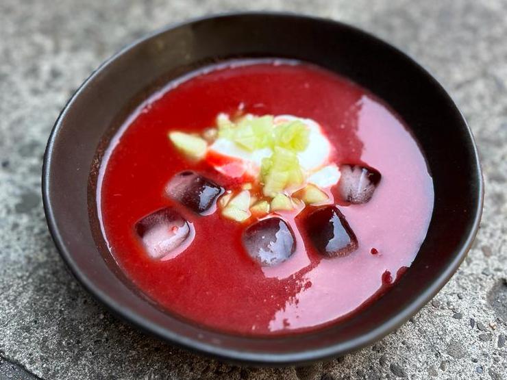 Zimne gazpacho z czereśni i ogórka