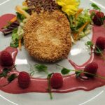 Sałata z kozim serem i sosem malinowym