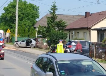 Autem wjechał w ogrodzenie. Zasnął za kierownicą?