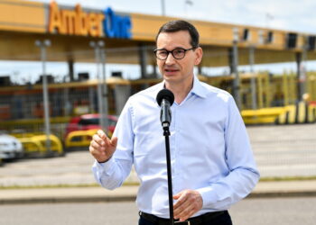 01.07.2023. Rusocin (woj. pomorskie). Premier Mateusz Morawiecki na konferencji prasowej w punkcie poboru opłat Rusocin na autostradzie A1. Spotkanie dot. startu programu bezpłatnych autostrad / Fot. Adam Warżawa - PAP