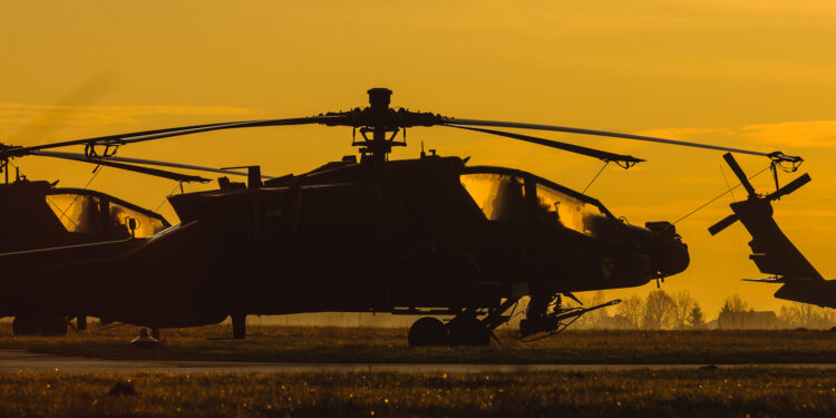 Pierwsi polscy piloci rozpoczną szkolenia na śmigłowcach Apache