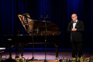 02.07.2023. Busko-Zdrój. Buskie Samorządowe Centrum Kultury. Koncert Waldemar Malicki Show. Na zdjęciu: Artur Jaroń - dyrektor artystyczny festiwalu im. Krystyny Jamroz / Fot. BSCK - Facebook