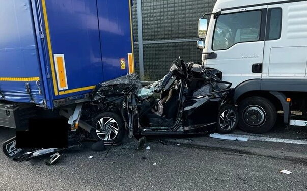 Tragedia na drodze. Auto osobowe zmiażdżone przez dwie ciężarówki