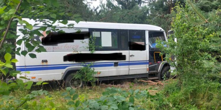 Bus uderzył w drzewo. Czworo rannych