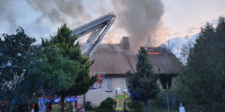 Trzy osoby zginęły w pożarze domu