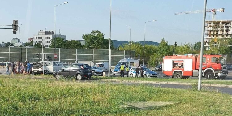 Wypadek w centrum miasta. Jedna osoba ranna