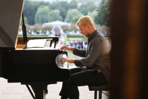 22.07.2023. Kielce. Koncert z cyklu „Chopinowskie inspiracje”. Na zdjęciu Paulius Andersson - litewski pianista. / Fot. Wiktor Taszłow - Radio Kielce