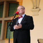 22.07.2023. Kielce. Koncert z cyklu „Chopinowskie inspiracje”. Na zdjęciu Artur Jaroń - gospodarz koncertu. / Fot. Wiktor Taszłow - Radio Kielce