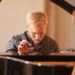 22.07.2023. Kielce. Koncert z cyklu „Chopinowskie inspiracje”. Na zdjęciu Paulius Andersson - litewski pianista. / Fot. Wiktor Taszłow - Radio Kielce