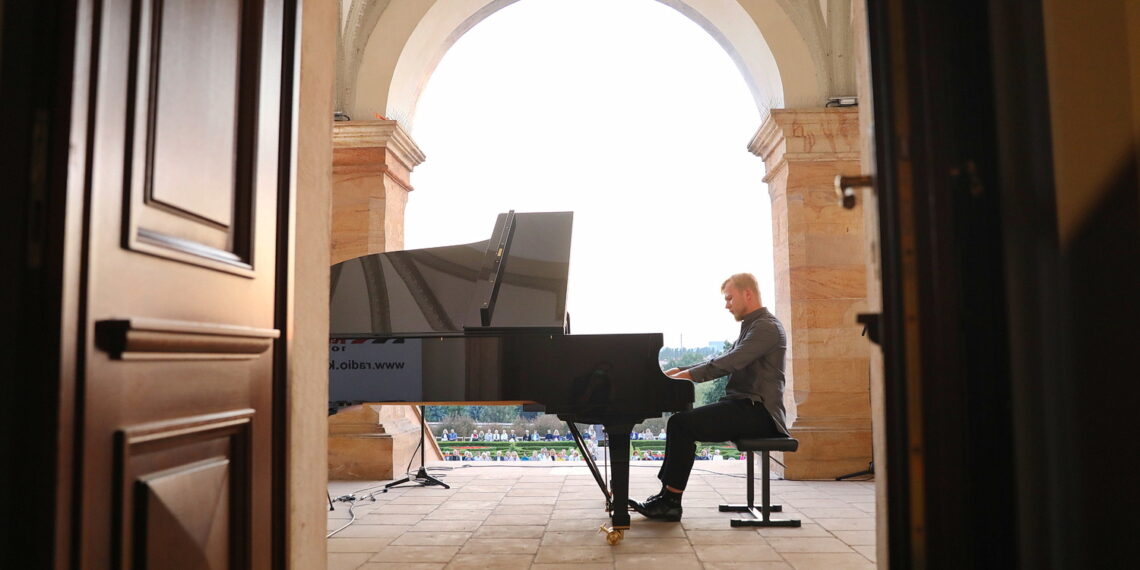 22.07.2023. Kielce. Koncert z cyklu „Chopinowskie inspiracje”. Na zdjęciu Paulius Andersson - litewski pianista. / Fot. Wiktor Taszłow - Radio Kielce