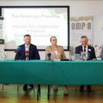 27.07.2023. Kielce. Konferencja prasowa zapowiadająca Festiwal Herlinga-Grudzińskiego. Na zdjęciu (od lewej); Anna Żmudzińska - dyrektor Miejskiej Biblioteki Publicznej im. Jerzego Pilcha w Kielcach, Marcin Chłodnicki - wiceprezydent Kielc, Ewa Chabielska-Tyndyk - dyrektor Wzgórza Zamkowego, wojewoda Zbigniew Koniusz, Marek Maciągowski - dyrektor OMPiO. / Fot. Wiktor Taszłow - Radio Kielce