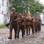 28.07.2023. Kielce. Złożenie kwiatów i zapalenie zniczy przy ścianie straceń na terenie byłego więzienia UB. Na zdjęciu (na pierwszym planie): Dionizy Krawczyński - prezes Stowarzyszenia Rekonstrukcji Historycznych Jodła / Fot. Wiktor Taszłow - Radio Kielce