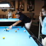 04.07.2023. Kielce. Wakacyjny cykl „Bilardowe Wtorki z Radiem Kielce”. Na zdjęciu (z lewej): Paweł Golański / Fot. Wiktor Taszłow - Radio Kielce