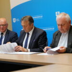 05.07.2023. Kielce. Podpisanie umów na zakup busów. Na zdjęciu (od lewej): Stefan Bąk - członek zarządu powiatu kieleckiego, Mirosław Gębski - starosta kielecki, ksiądz Stanisław Słowik - dyrektor Caritas Diecezji Kieleckiej. / Fot. Wiktor Taszłow - Radio Kielce.