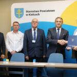 05.07.2023. Kielce. Podpisanie umów na zakup busów. Na zdjęciu (od lewej): senator Krzysztof Słoń, Cezary Majcher - członek zarządu powiatu kieleckiego, Stefan Bąk - członek zarządu powiatu kieleckiego, Mirosław Gębski - starosta kielecki, Zbigniew Szybalski - dyrektor DPS w Zgórsku. / Fot. Wiktor Taszłow - Radio Kielce.