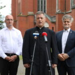 17.07.2023. Kielce. Remont kościoła pod wezwaniem Krzyża Świętego. Na zdjęciu (od lewej): wiceminister Piotr Wawrzyk, ks. proboszcz Edward Lisowski, senator Krzysztof Słoń. / Fot. Wiktor Taszłow - Radio Kielce.