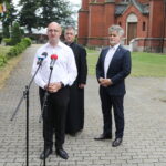17.07.2023. Kielce. Remont kościoła pod wezwaniem Krzyża Świętego. Na zdjęciu (od lewej): wiceminister Piotr Wawrzyk, ks. proboszcz Edward Lisowski, senator Krzysztof Słoń. / Fot. Wiktor Taszłow - Radio Kielce.