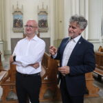 17.07.2023. Kielce. Remont kościoła pod wezwaniem Krzyża Świętego. Na zdjęciu (od lewej): wiceminister Piotr Wawrzyk, senator Krzysztof Słoń. / Fot. Wiktor Taszłow - Radio Kielce.